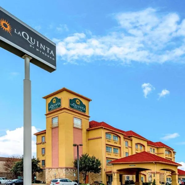 La Quinta by Wyndham DFW Airport West - Bedford: Bedford şehrinde bir otel