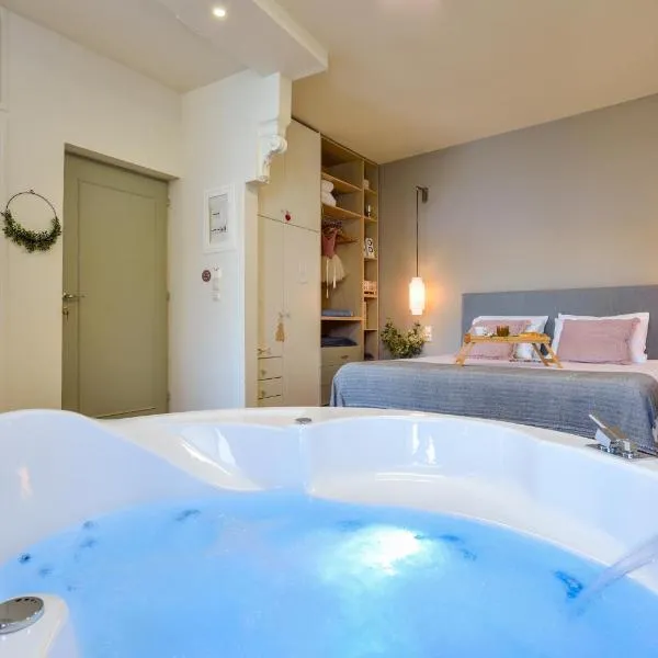 Thalassa mou Seafront suite with jacuzzi โรงแรมในChania Town