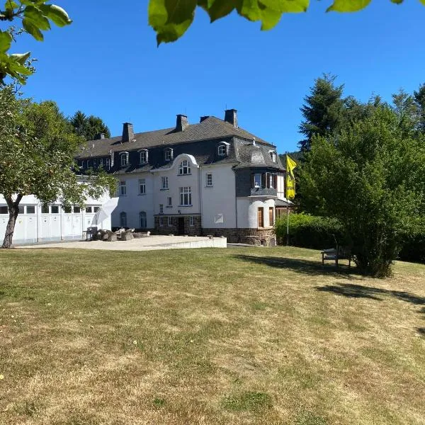 Nürburgring Ferienhaus m. Parkplatz - Klima - Garten und viel Platz, hotell sihtkohas Adenau