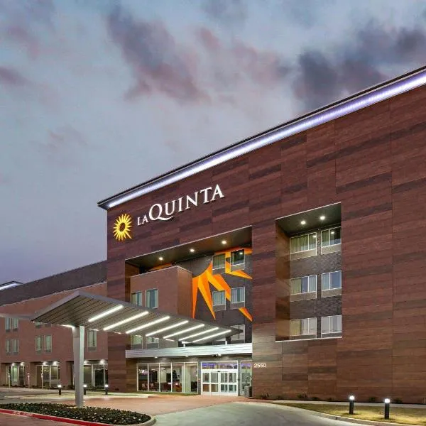 La Quinta Inn & Suites DFW West-Glade-Parks: Bedford şehrinde bir otel