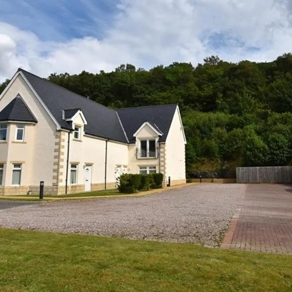 Conaglen, Glenloch View, Fort William 2-Bedroom Loch Side Flat, hotell i Fort William