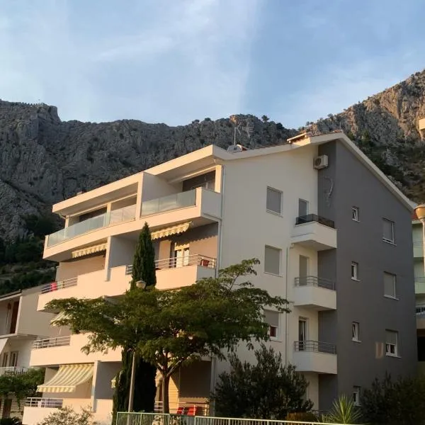 Apartments Beverly, hotell i Omiš