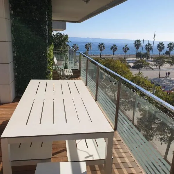 Apartamento completo con piscina terraza vistas del mar, hotel en Badalona