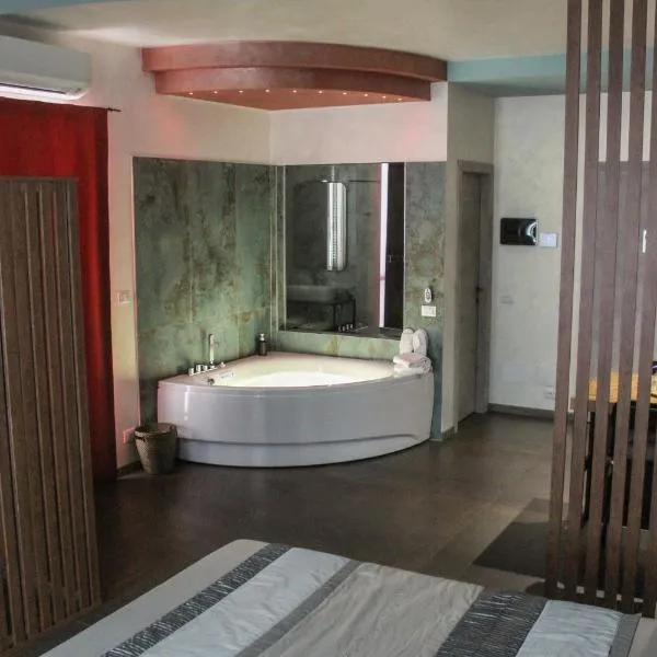 Garda Fantasy Apartment - JACUZZI, hotel v mestu Desenzano del Garda