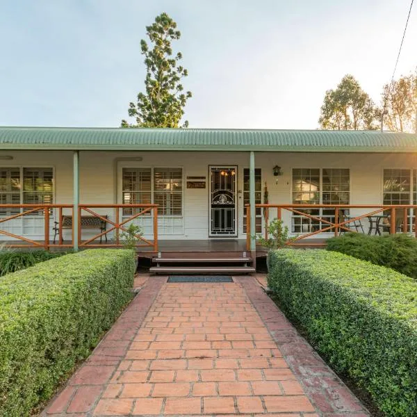 Birds 'n' Bloom Cottages, hotel in Yungaburra