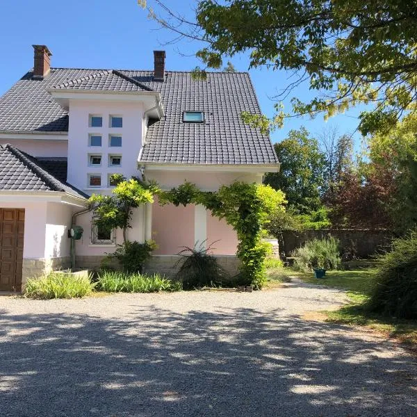 La Maison de la Douce Heure, 4 appartements climatisés avec jardin au centre ville proche des Thermes, hotel v destinácii Lons-le-Saunier