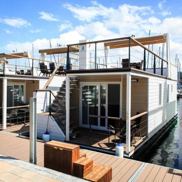 Floating House Sea Queen โรงแรมในปอร์โตรอซ