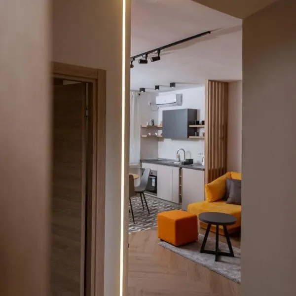 Republic Square Apartment - with garage, hotel u gradu Novi Sad