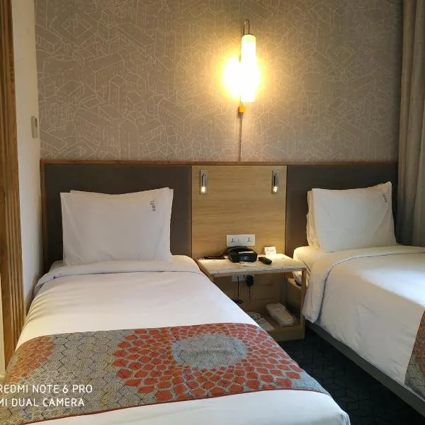 Holiday Inn Express Hyderabad Banjara Hills, an IHG Hotel، فندق في حيدر أباد