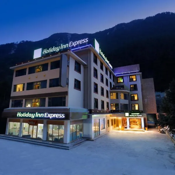 Holiday Inn Express Jiuzhaigou,Only 600 Meters to Jiuzhaigou Park, an IHG Hotel, מלון בג'יוג'איגואו