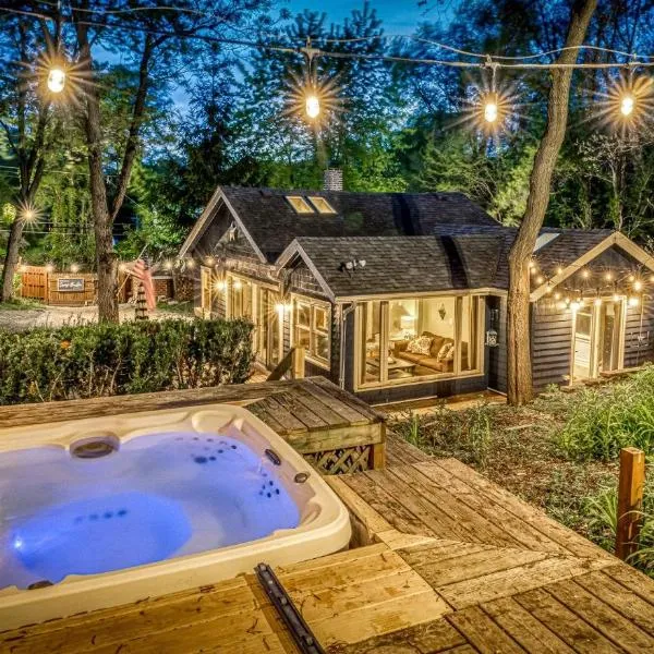 Secluded Fenced Cottage W Dune Top Hot Tub Near Hiking Dog Friendly, hotel i Portage