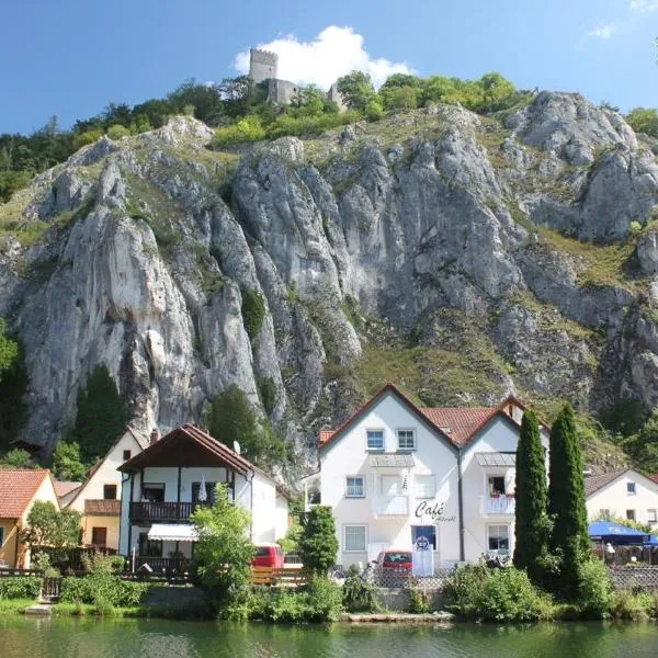 Cafe Altmühl, Ferienwohnungen Gästehaus Krimhilde direkt am Wasser, hotel in Kelheim