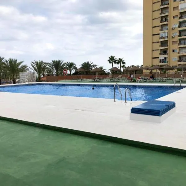 Bright apartment with sea view Fuengirola 50 m² pool, hotelli Fuengirolassa