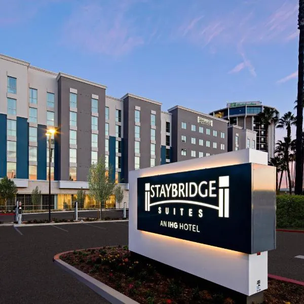 Viesnīca Staybridge Suites - Long Beach Airport, an IHG Hotel Longbīčā