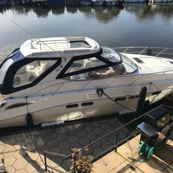 ENTIRE LUXURY MOTOR YACHT 70sqm - Oyster Fund - 2 double bedrooms both en-suite - HEATING sleeps up to 4 people - moored on our Private Island - Legoland 8min WINDSOR THORPE PARK 8min ASCOT RACES Heathrow WENTWORTH LONDON Lapland UK Royal Holloway, מלון בהית'רו