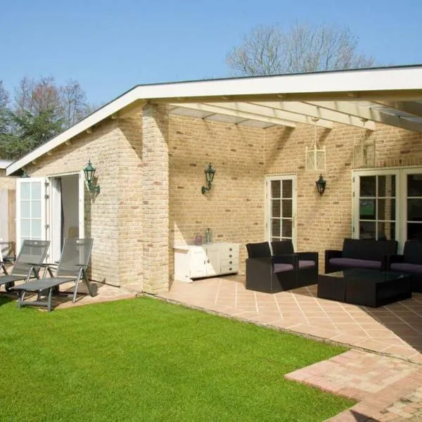 Bungalow between Amsterdam and Haarlem with sauna, hotel en Vijfhuizen