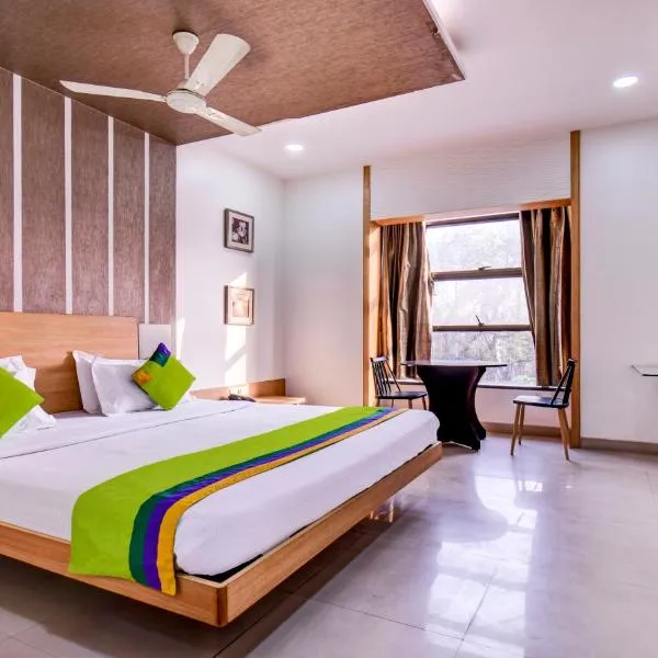 Treebo Admiral Suites New Usmanpura, hotel in Ellora