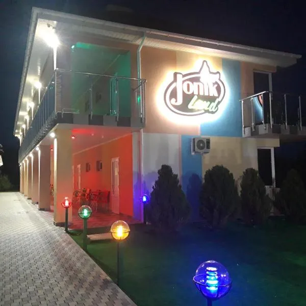 Hotel Jonik Land, hotell i Karolino-Buhaz