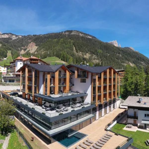 Ciampedie Luxury Alpine Spa Hotel, hotel en Pozza di Fassa