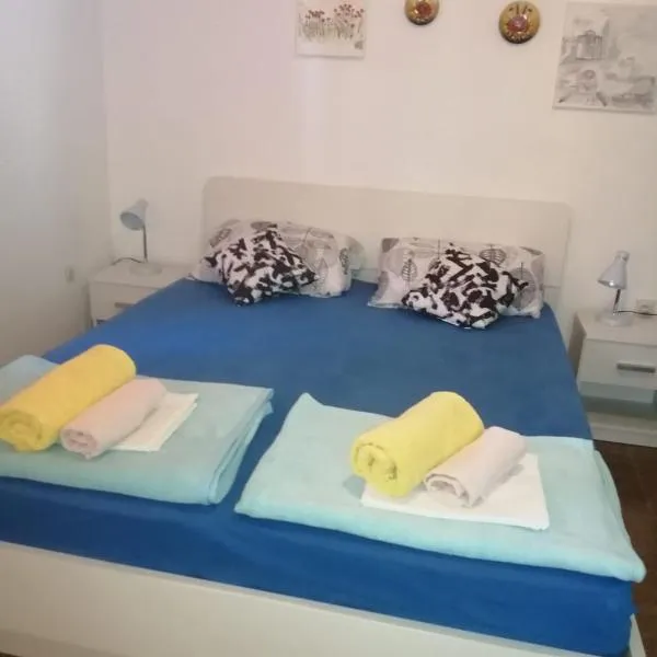 Apartmani Rosanda 2, hotel di Petrcane