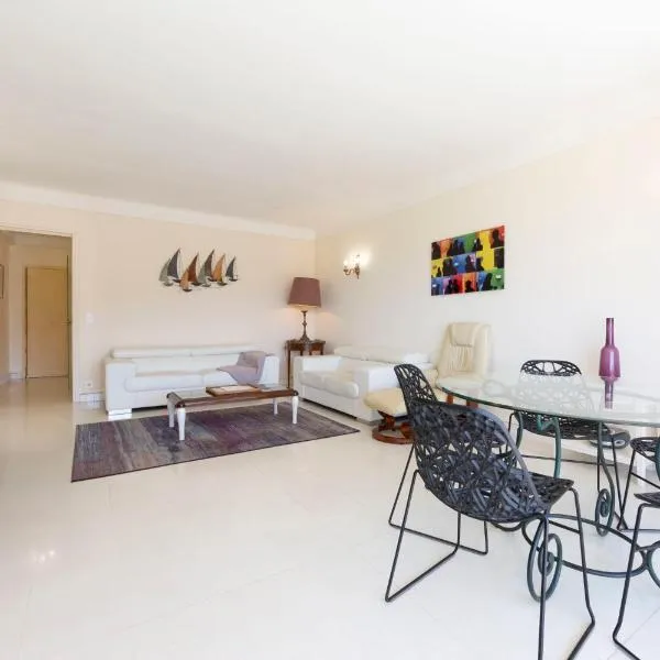 Fully equipped appartment 105 m2 clear view on the sea and californie hills, hotell Cannes'is