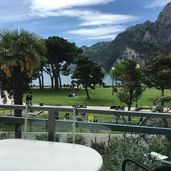 Appartamento Fronte Lago, hótel í Riva del Garda