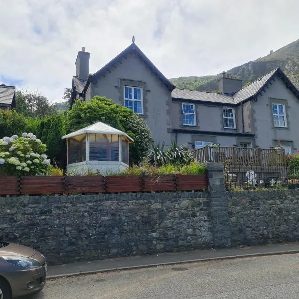 Stunning Sea view Immaculate 4-Bed family House, hotel em Penmaen-mawr