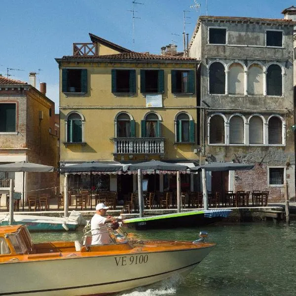 Casa Virginia direct at the canal Cannaregio with own roof terrace, хотел във Венеция