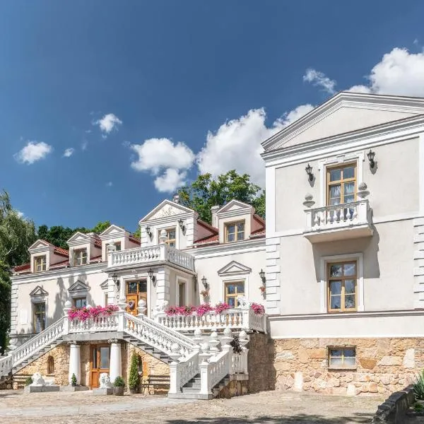 Pałac Tarnowskich Hotel & Restauracja & SPA, מלון באוסטרובייץ שוויינטוקז'יסקי