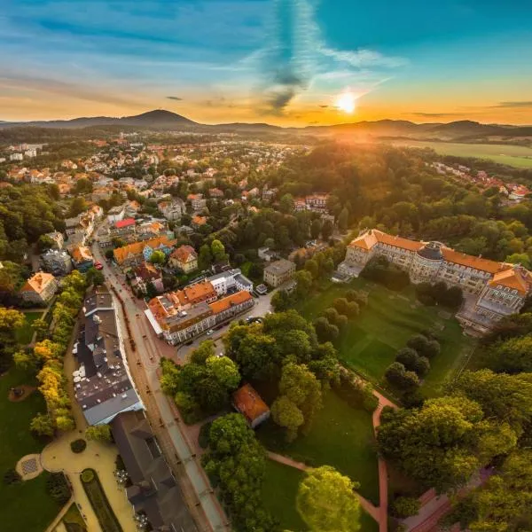 Sanatorium "Dąbrówka": Szczawno-Zdrój şehrinde bir otel