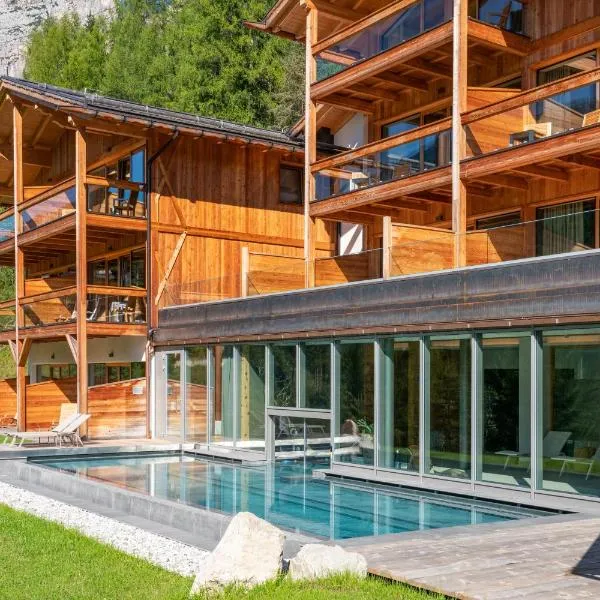 Dolomiti Lodge Alverà: Cortina dʼAmpezzo şehrinde bir otel