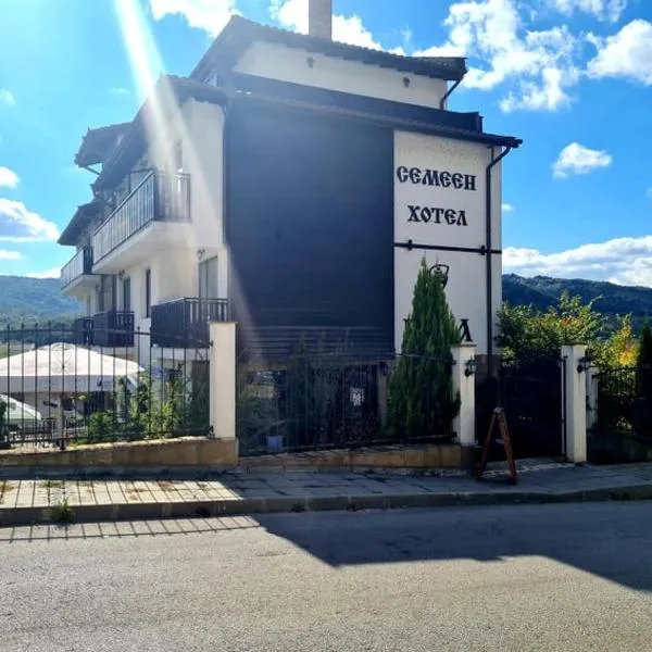 Family Hotel Bela, hotel di Tryavna