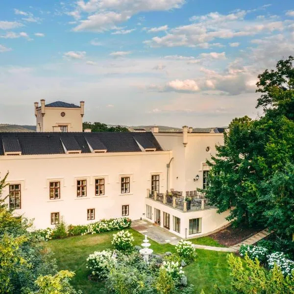 Hotel & Restaurant Chateau Trnová, хотел в Dolní Břežany