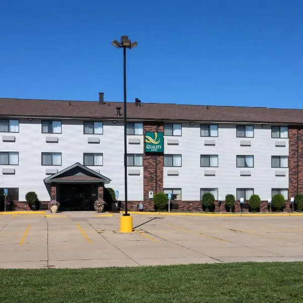 Quality Inn & Suites Bloomington I-55 and I-74, hotel sa Bloomington