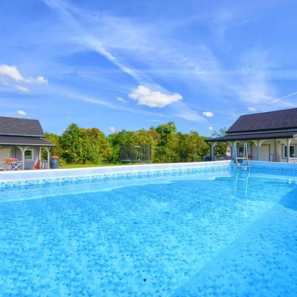 Agroturystyka całoroczne domki nad rzeką kajaki rowery klima basen full, hotel u gradu Ostrovjec Svjentokšiski