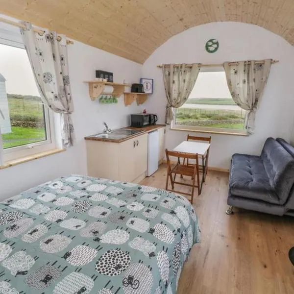 The Snuggly Sheep Shepherd Hut Campview Farm Stay, hotel di Ballyshannon