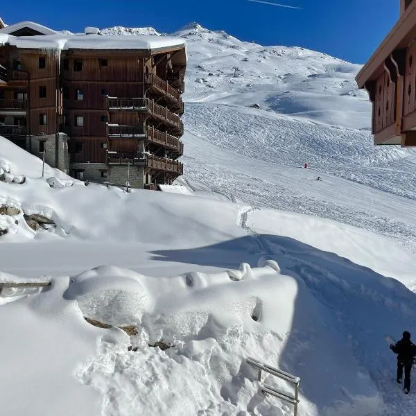 Appartement ski aux pieds dans résidence premium piscine, sauna hamam, ξενοδοχείο στο Val Thorens