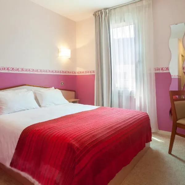 BRIT HOTEL Le Lion d'Or CHINON، فندق في شينون