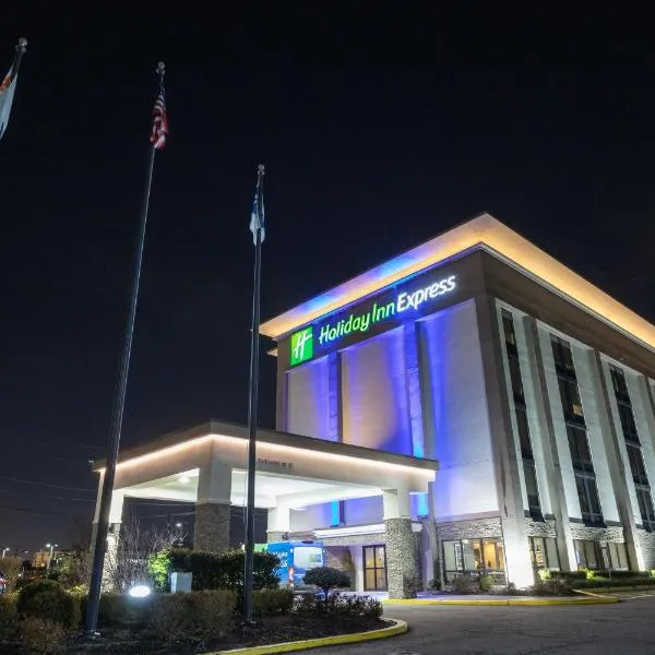 Holiday Inn Express - Newark Airport - Elizabeth, an IHG Hotel، فندق في نيوآرك