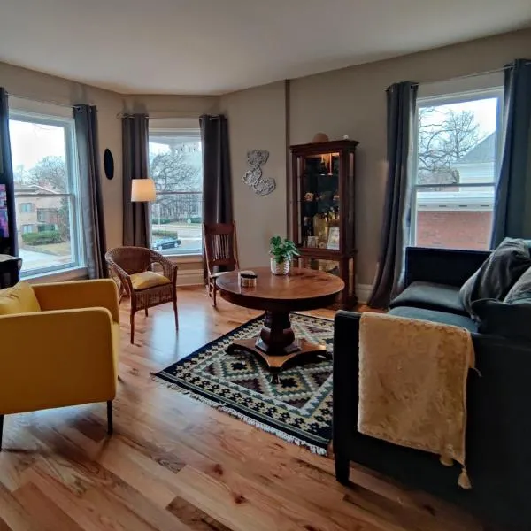 Historic Oak Park Home for 6 / Hemingway District – hotel w mieście Evanston