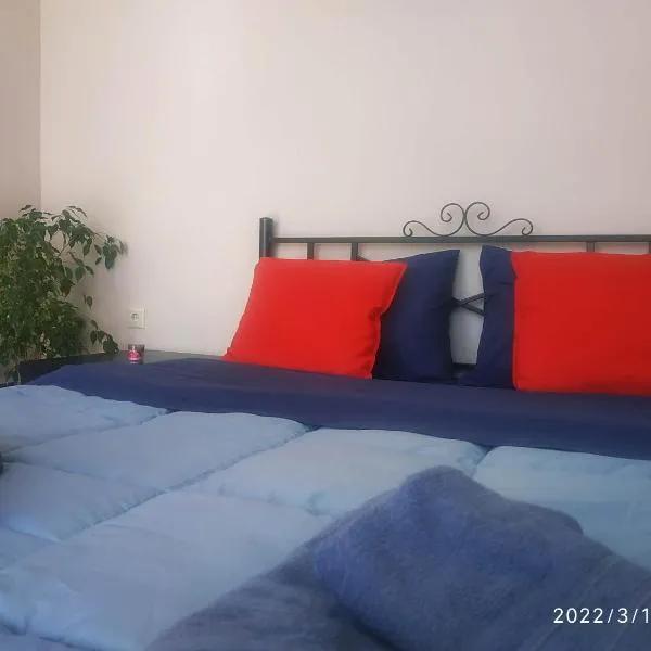 STUDIOS POSEIDONIA apartments 50 & 70 sqm with sea view, hotel en Corinto