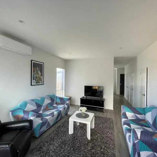 4 bedroom home fully furnished in Papakura, Auckland，位于奥克兰的酒店