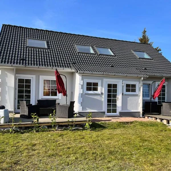 Ferienhäuser Insel Usedom Haus Mila 6 - Blick aufs Achterwasser! Whirlpool und Sauna, hotel v destinácii Heringsdorf