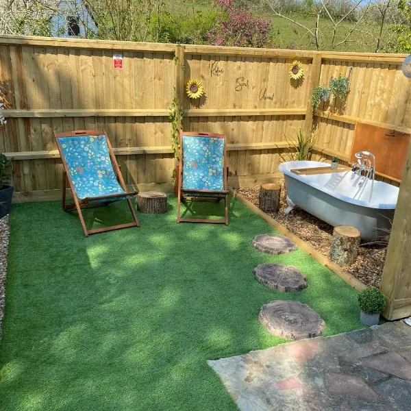 Cosy dog friendly lodge with an outdoor bath on the Isle of Wight, hotelli kohteessa Shanklin