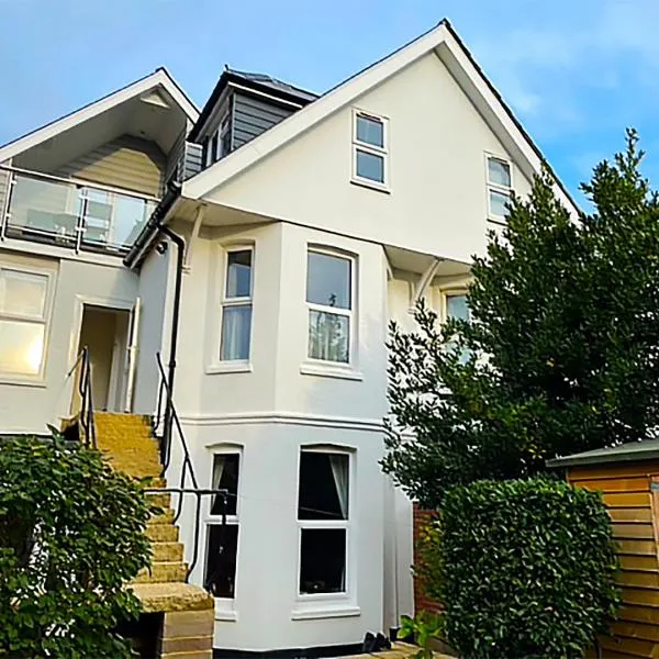 Private Two Bedroom Residence in Southbourne - Private Parking - Off the High Street - Minutes Away from the Beach, Hotel in Bournemouth