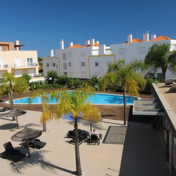 Cabanas Garden - Stunning 2 bedroom apartment - Communal Pool - 2 minuts walking to the river, hotel na Manta Rota