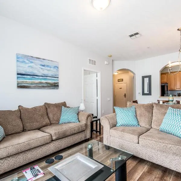 Gorgeous Top-Floor Condo w Private Balcony, hotell i Orlando