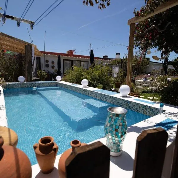 Beach House Babylon guest house with kitchenette and garden, hotelli kohteessa Aveiro