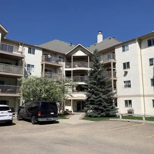 Chris Cozy Condo Commonwealth #205 Edmonton, готель у місті Едмонтон