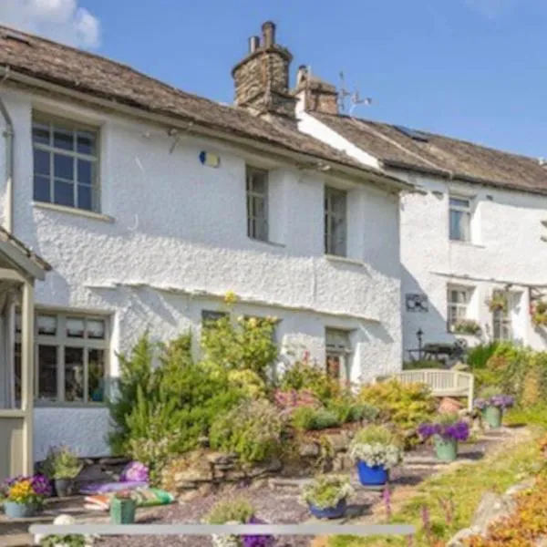 The Old Post Office, Cosy Grade II listed 2 bed apartment Windermere, hotel Troutbeck Bridge